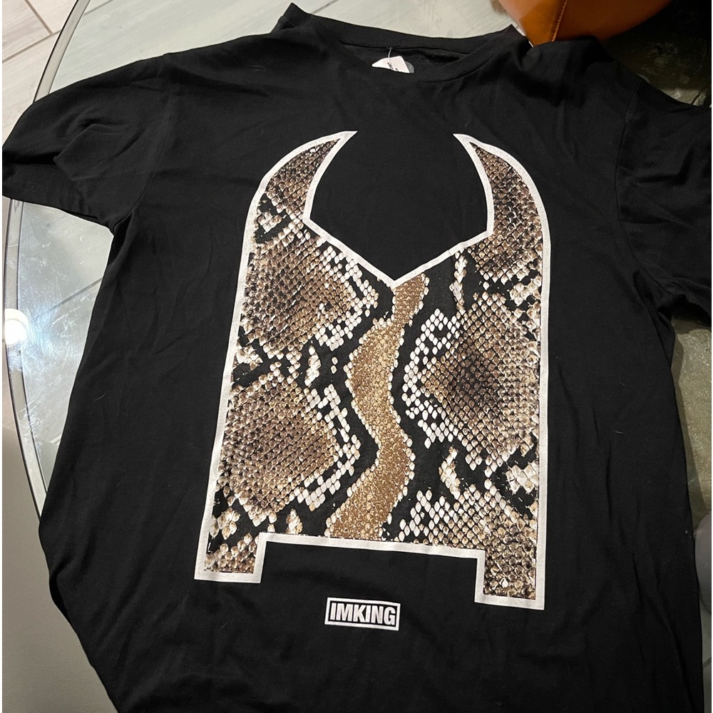 Black tee - streetwear.